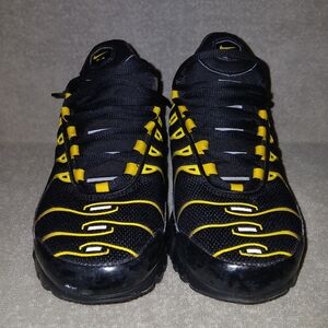 Nike Women's Black and Yellow Athletic Shoes
